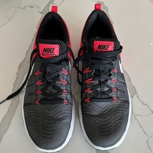 Men’s Nike tennis shoes